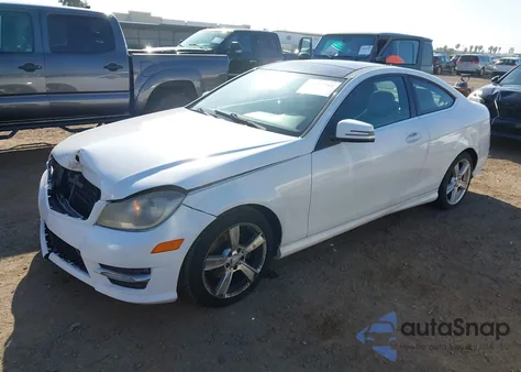2013 Mercedes-Benz C 250 из США, поврежденный, VIN WDDGJ4HB8DF990266